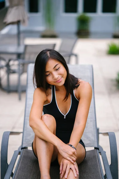 Портрет Молодой Китаянки Отдыхающей Кресле Бассейна — стоковое фото