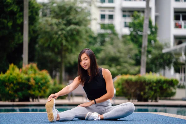 Hafta sonu gün içinde Havuzu yakınındaki egzersizleri yapıyor sportif, aktif giyim çekici, Genç Çinli Asyalı bir kadın portresi giymiş.