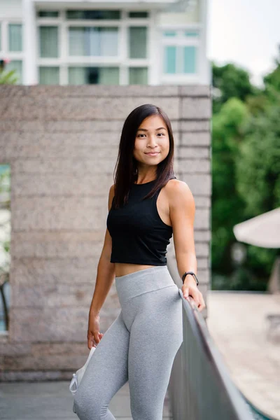 Portrait Une Jolie Jeune Femme Asiatique Chinoise Vêtue Vêtements Sportifs — Photo