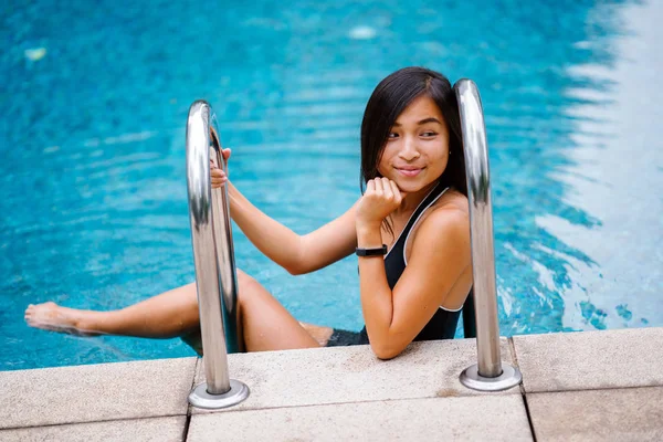 여자의 초상화는 매력적인 아시아 화창한 휴가에 사다리에 수영장에서 그녀는 — 스톡 사진