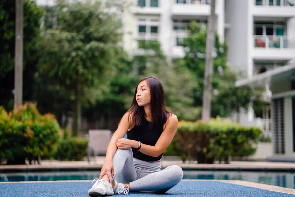 Портрет Привлекательной Молодой Китаянки Одетой Спортивную Активную Одежду Выполняющей Упражнения — стоковое фото