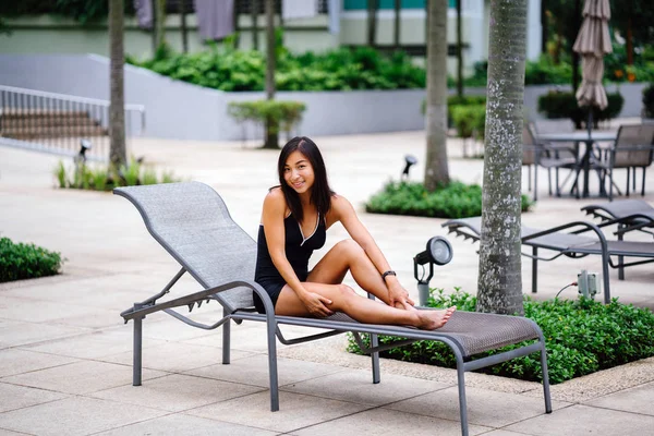 Retrato Uma Jovem Chinesa Asiática Relaxante Cadeira Lado Piscina — Fotografia de Stock