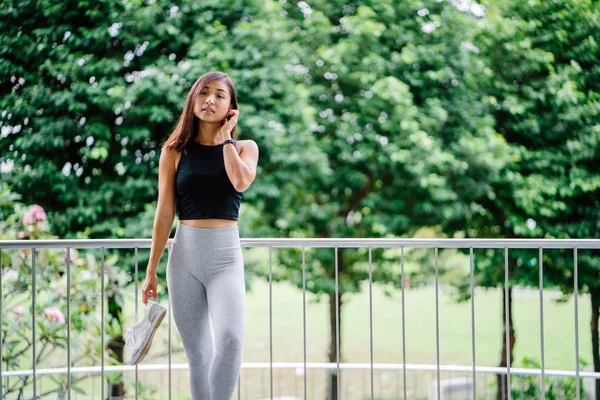 Retrato Uma Atraente Jovem Chinesa Asiática Vestida Esportivo Desgaste Ativo — Fotografia de Stock