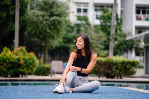 Hafta sonu gün içinde Havuzu yakınındaki egzersizleri yapıyor sportif, aktif giyim çekici, Genç Çinli Asyalı bir kadın portresi giymiş.