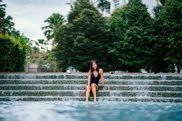 아시아 여자는 그녀의 수영복에 뜨겁고 화창한 수영장에서 그녀는 몸집이 몸매와 — 스톡 사진