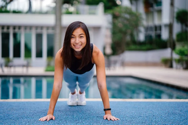 Retrato Una Atractiva Joven Asiática China Vestida Con Ropa Deportiva — Foto de Stock