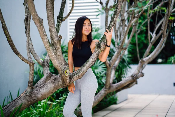 Portret Van Een Aantrekkelijke Jonge Chinese Aziatische Vrouw Gekleed Een — Stockfoto