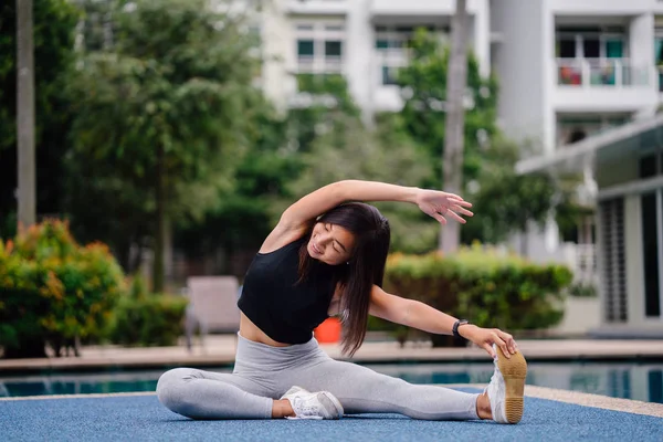 Hafta sonu gün içinde Havuzu yakınındaki egzersizleri yapıyor sportif, aktif giyim çekici, Genç Çinli Asyalı bir kadın portresi giymiş.
