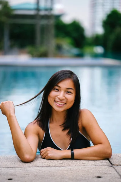Portret Van Een Jonge Chinees Aziatisch Meisje Leunend Rand Van — Stockfoto