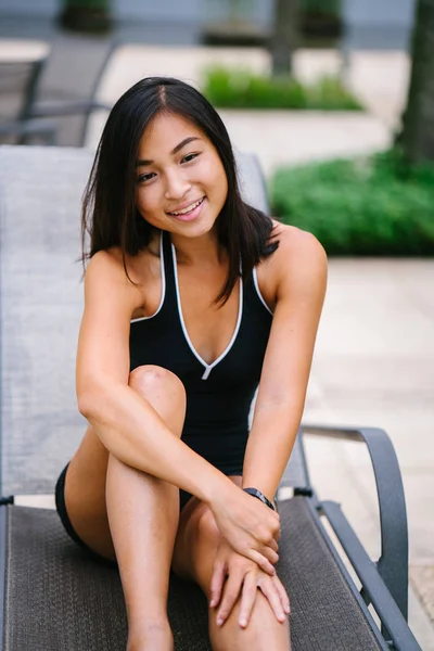 Retrato Una Joven Asiática China Relajándose Silla Junto Piscina — Foto de Stock