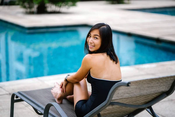 Retrato Uma Jovem Chinesa Asiática Relaxante Cadeira Lado Piscina — Fotografia de Stock