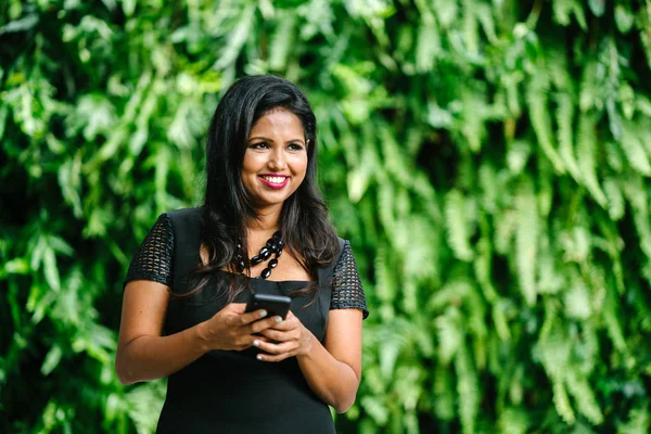 Retrato Una Joven Pero Madura Confiada Mujer Asiática India Usando — Foto de Stock