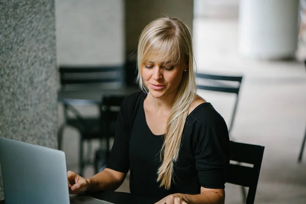 Retrato Una Joven Atractiva Mujer Negocios Rubia Trabajando Portátil Café — Foto de Stock