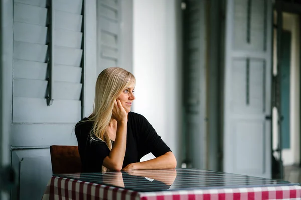 Die Junge Blonde Frau Sitzt Tagsüber Einem Schreibtisch Schatten Eines — Stockfoto