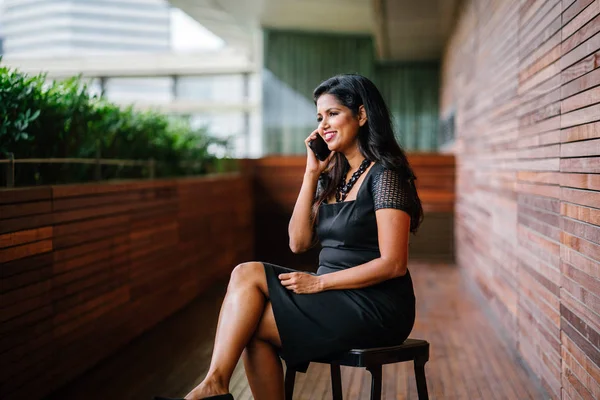 Portret Kobiety Indyjski Azjatycki Biznes Mówienie Swoim Smartfonie Ona Wygląda — Zdjęcie stockowe