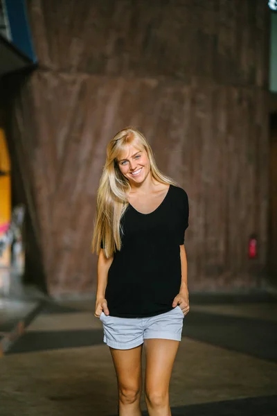Портрет Молодой Спортивной Блондинки Прогуливающейся Городскому Кампусу Азии Течение Дня — стоковое фото