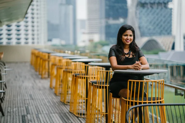 Retrato Una Mujer Asiática India Segura Exitosa Atractiva Sentada Aire — Foto de Stock