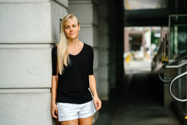Portret Van Een Jonge Aantrekkelijke Blonde Toerist Uit Europa Leunend — Stockfoto