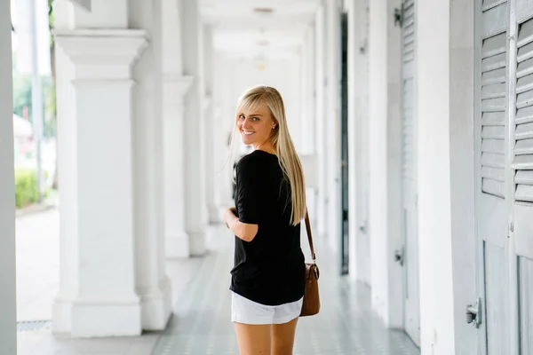 Portrait Jeune Touriste Blond Attrayant Debout Dans Couloir Bâtiment Colonial — Photo