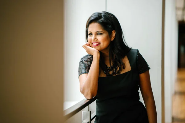 India Mujer Asiática Profesional Está Pie Durante Día Ella Sonríe — Foto de Stock