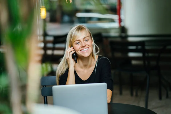 Retrato Una Joven Atractiva Fotogénica Rubia Hablando Por Teléfono Con — Foto de Stock