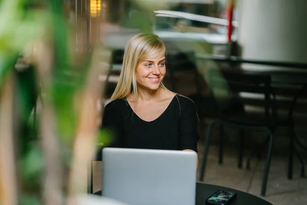 Retrato Una Joven Atractiva Mujer Negocios Rubia Trabajando Portátil Café — Foto de Stock