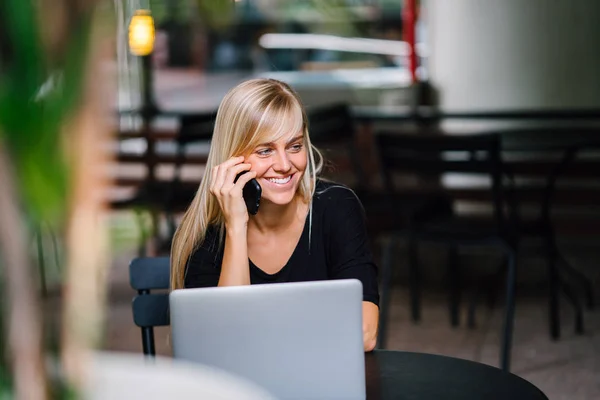 Retrato Una Joven Atractiva Fotogénica Rubia Hablando Por Teléfono Con — Foto de Stock