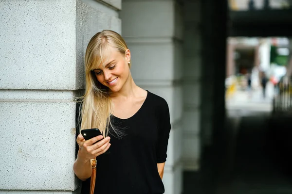Молодая Привлекательная Блондинка Туристка Студентка Обмену Пользуется Телефоном Улице Азии — стоковое фото