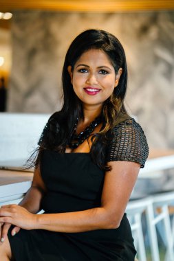 profesyonel bir Hint Asya iş kendine güvenen, başarılı ve güzel kadın portresi 