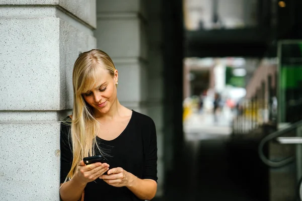Молодая Привлекательная Блондинка Туристка Студентка Обмену Пользуется Телефоном Улице Азии — стоковое фото