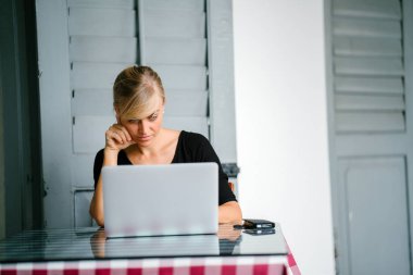Başlangıç sırasında onu laptop gün masa başında çalışan bir genç ve çekici sarışın kadın portresi. O üzerinde yaptığı çalışmalar odaklanmıştır ve defterini yazarak ve saçlarını bağladım vardır.