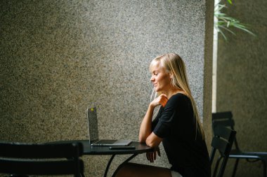 Başlangıç sırasında onu laptop gün masa başında çalışan bir genç ve çekici sarışın kadın portresi. O üzerinde yaptığı çalışmalar odaklanmıştır ve defterini yazarak 