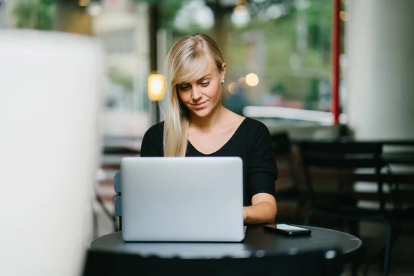 Retrato Una Joven Atractiva Mujer Negocios Rubia Trabajando Portátil Café — Foto de Stock