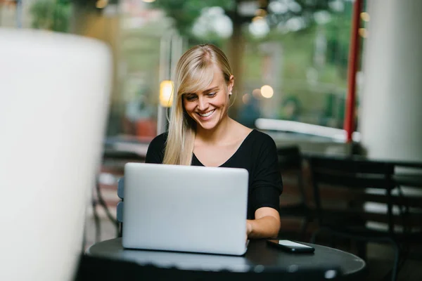 Портрет Молодої Привабливої Блондинки Яка Працює Ноутбуці Кафе Протягом Дня — стокове фото