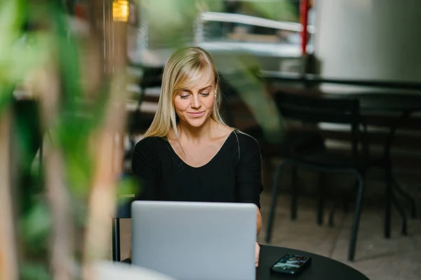 Retrato Una Joven Atractiva Mujer Negocios Rubia Trabajando Portátil Café — Foto de Stock