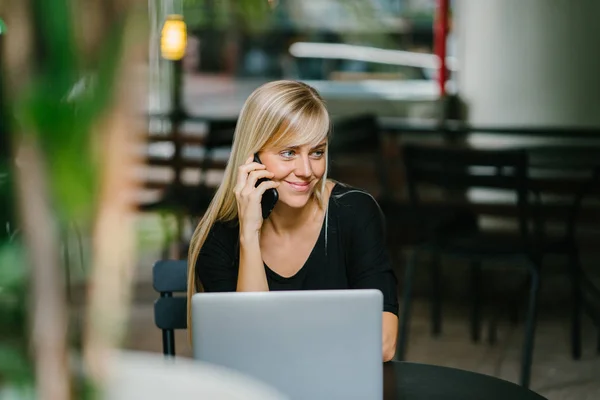 Retrato Una Joven Atractiva Fotogénica Rubia Hablando Por Teléfono Con — Foto de Stock