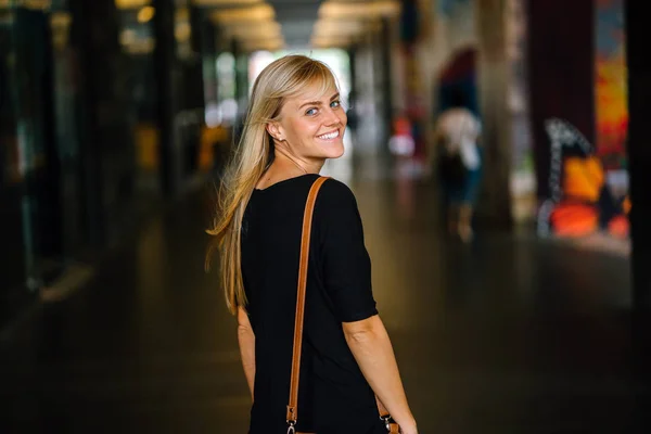 Retrato Una Joven Hermosa Estudiante Rubia Con Los Ojos Azules —  Fotos de Stock