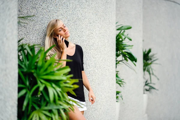 Joven Atractiva Rubia Está Teniendo Una Conversación Teléfono Inteligente Mientras —  Fotos de Stock