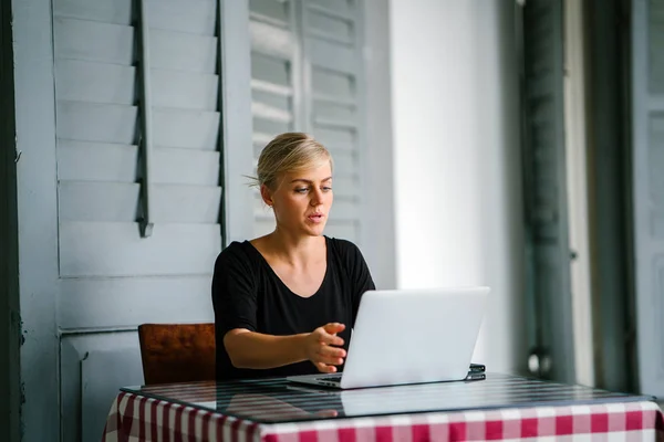 Retrato Uma Jovem Atraente Mulher Loira Startup Trabalhando Uma Mesa — Fotografia de Stock