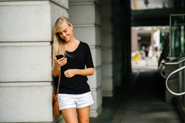 Joven Atractiva Mujer Rubia Turista Estudiante Intercambio Está Utilizando Teléfono —  Fotos de Stock