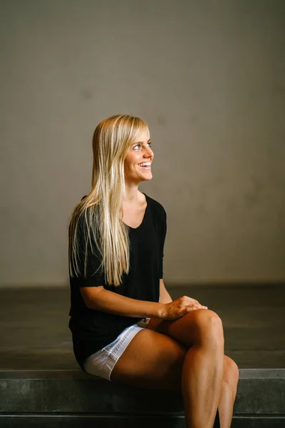 Portret Van Een Jonge Atletische Blonde Vrouw Haar Stedelijke Campus — Stockfoto