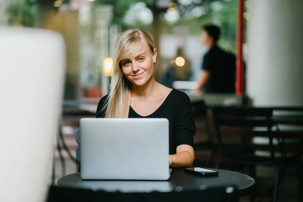 Retrato Una Joven Atractiva Mujer Negocios Rubia Trabajando Portátil Café — Foto de Stock