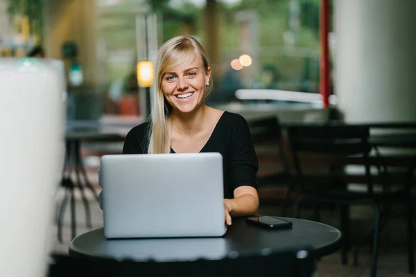 Retrato Una Joven Atractiva Mujer Negocios Rubia Trabajando Portátil Café — Foto de Stock