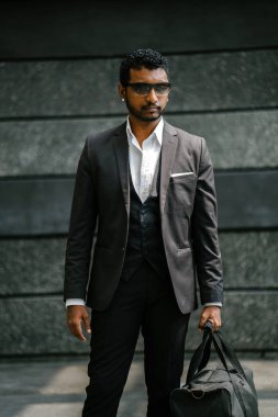 Serin bir portresi Hint Asya adam gün. O sıradan bir takım olduğunu 