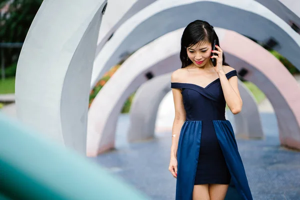 Retrato Una Mujer Asiática Con Estilo Vestido Azul Parque Con — Foto de Stock