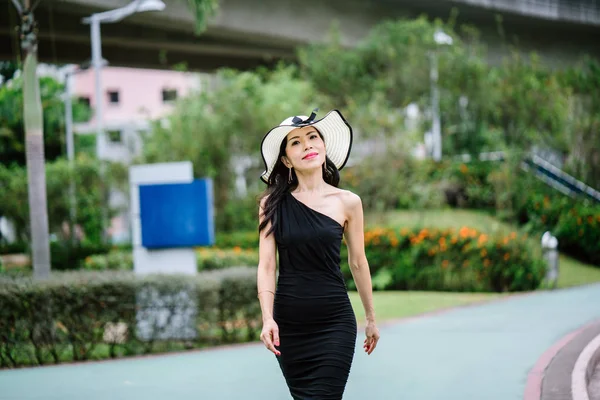 Retrato Mulher Chinesa Asiática Elegante Vestido Preto Posando Com Chapéu — Fotografia de Stock