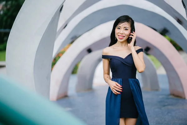 Retrato Una Mujer Asiática Con Estilo Vestido Azul Parque Con —  Fotos de Stock