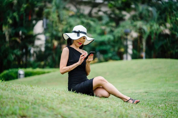 Retrato Mujer China Asiática Elegante Vestido Negro Posando Con Sombrero —  Fotos de Stock