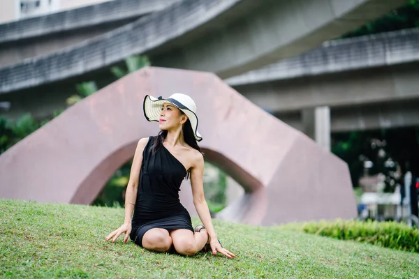 Retrato Mulher Chinesa Asiática Elegante Vestido Preto Posando Com Chapéu — Fotografia de Stock