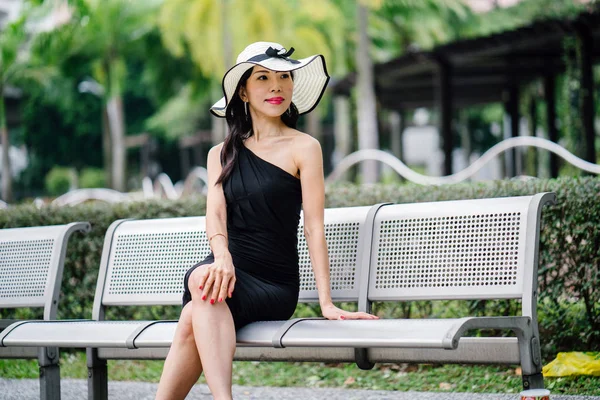 Ritratto Donna Asiatica Cinese Elegante Abito Nero Posa Sul Cappello — Foto Stock